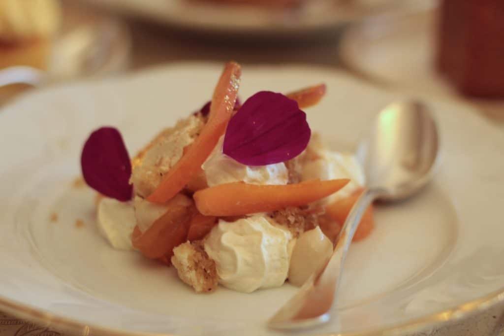 Dessert abricot- pêches aux céréales et thym citron.