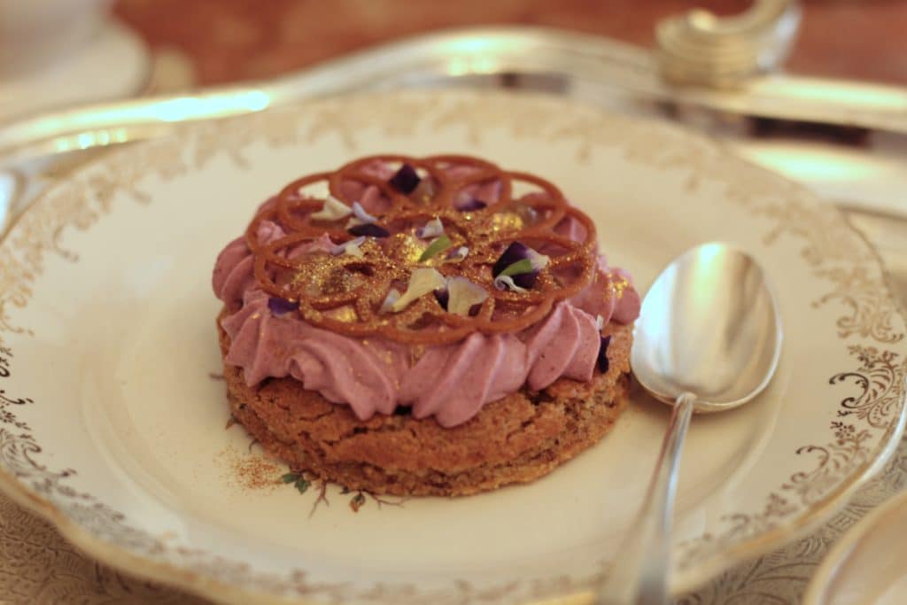 Biscuit saveur noisette à la ganache de cassis, au Salon de thé Chez Madame à Vannes.